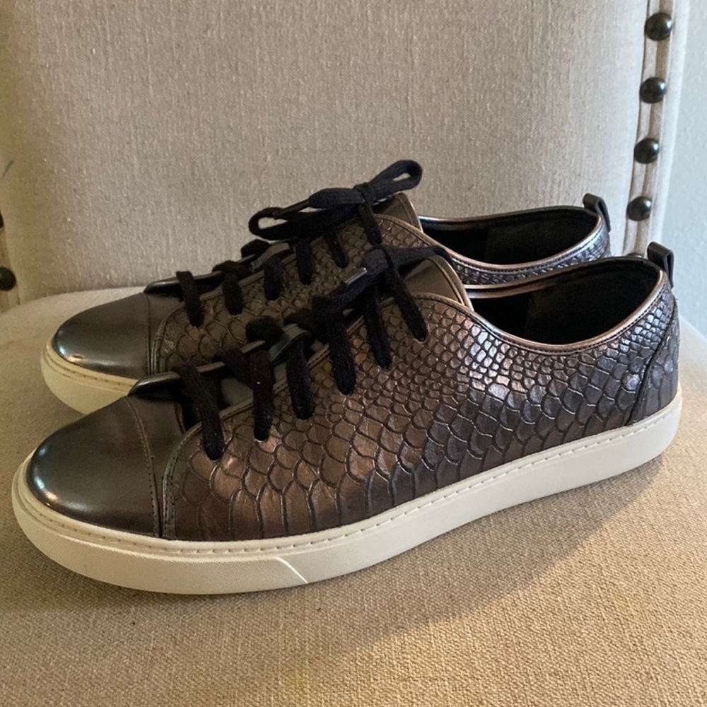 Sleek Silver and Black Sneakers with Textured Upper